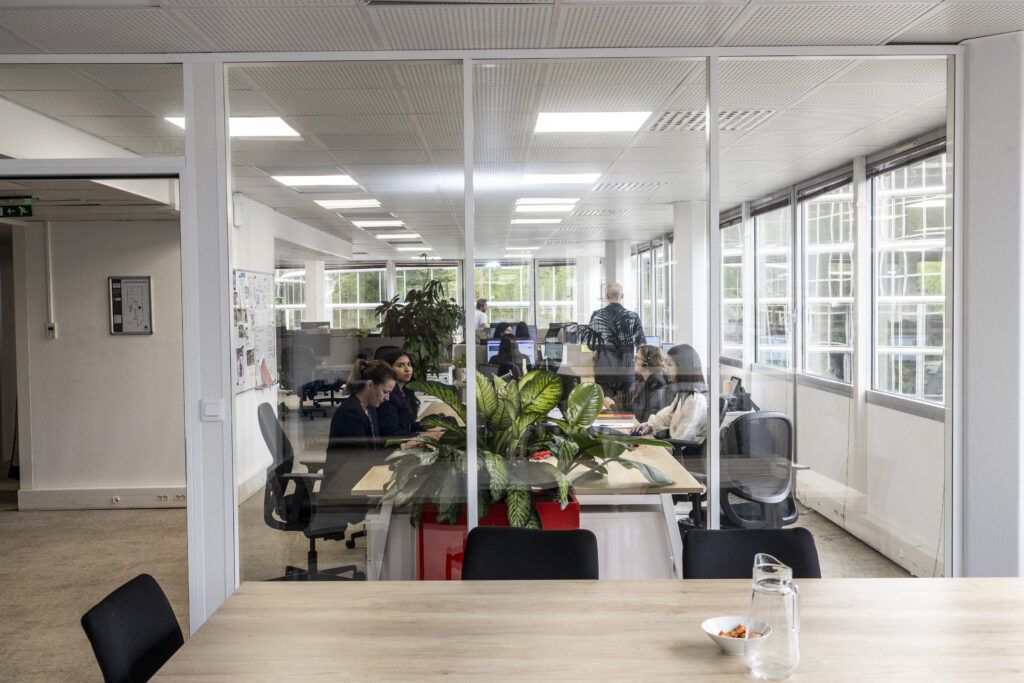 Vue des bureaux de WISE RH à Toulouse, avec l’équipe de consultants en recrutement en pleine activité dans un open space lumineux et collaboratif.