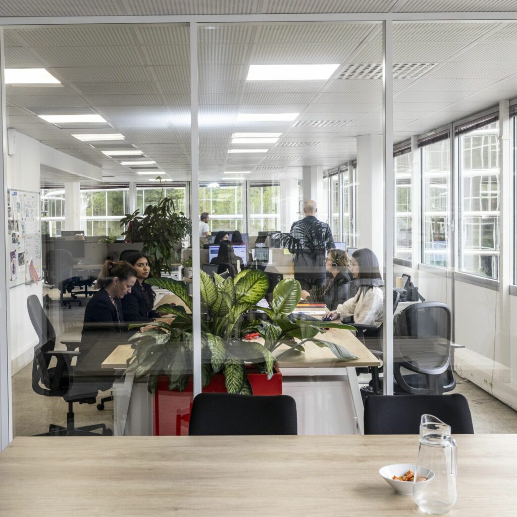 Bureaux de WISE RH, cabinet de recrutement à Toulouse, avec une équipe en pleine activité. Un espace lumineux, moderne et collaboratif, reflet de l’approche humaine et agile du cabinet dans l’accompagnement des entreprises et des candidats.
