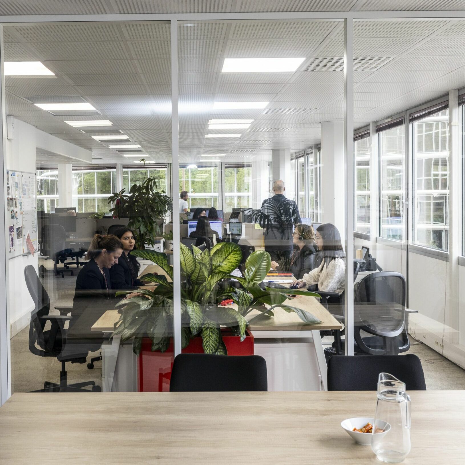 Bureaux de WISE RH, cabinet de recrutement à Toulouse, avec une équipe en pleine activité. Un espace lumineux, moderne et collaboratif, reflet de l’approche humaine et agile du cabinet dans l’accompagnement des entreprises et des candidats.