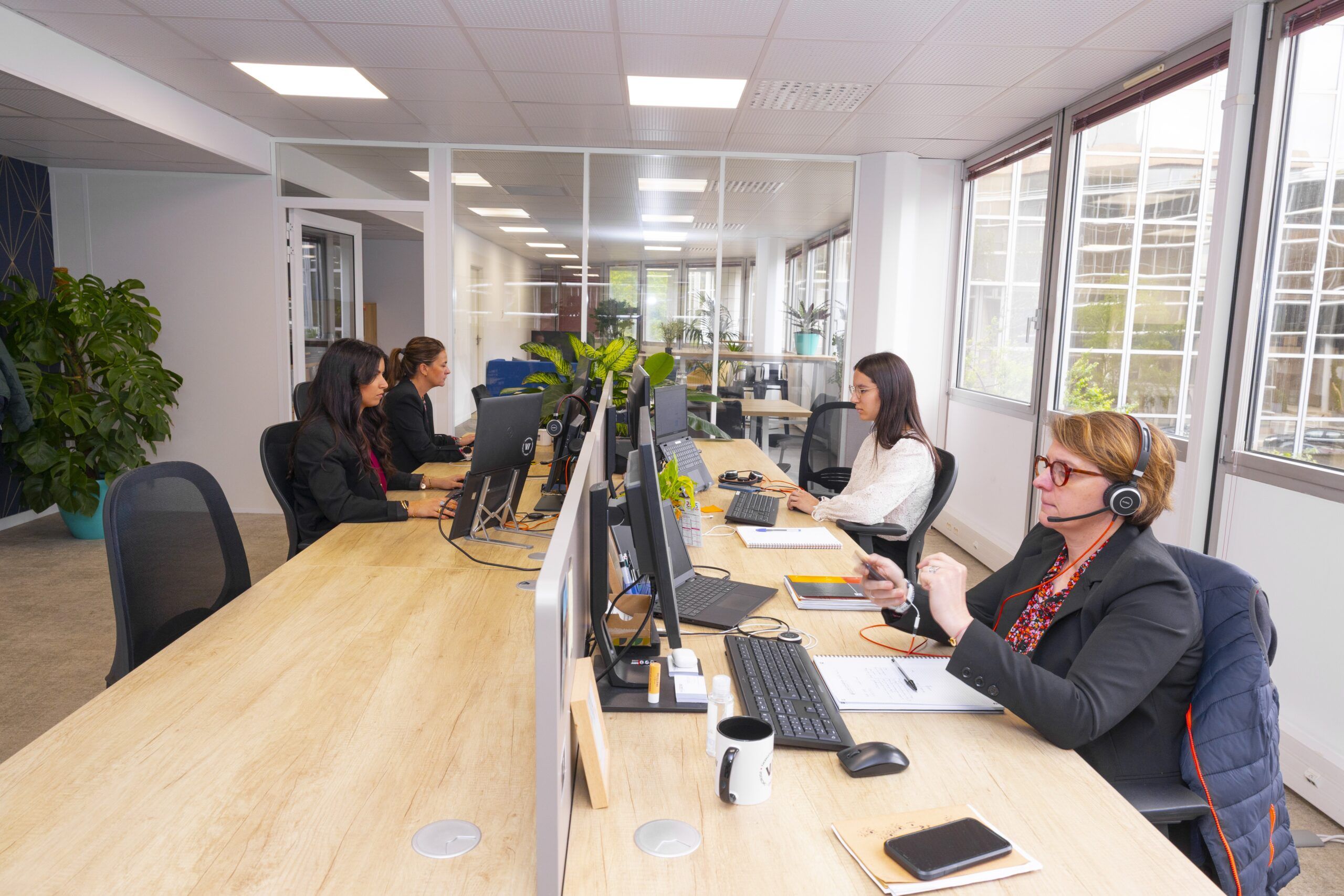 Consultantes RH en pleine activité dans un open space moderne et végétalisé à Toulouse, au sein d’un cabinet de recrutement