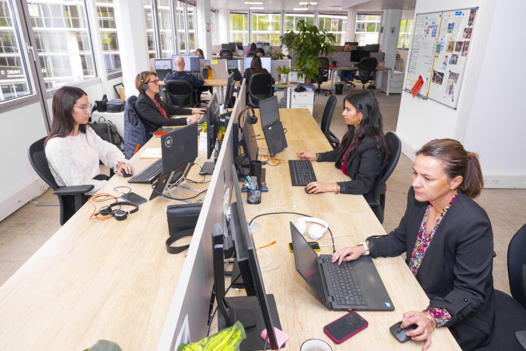 Équipe de recrutement au travail dans un open space lumineux à Toulouse, dans un cabinet de conseil RH moderne