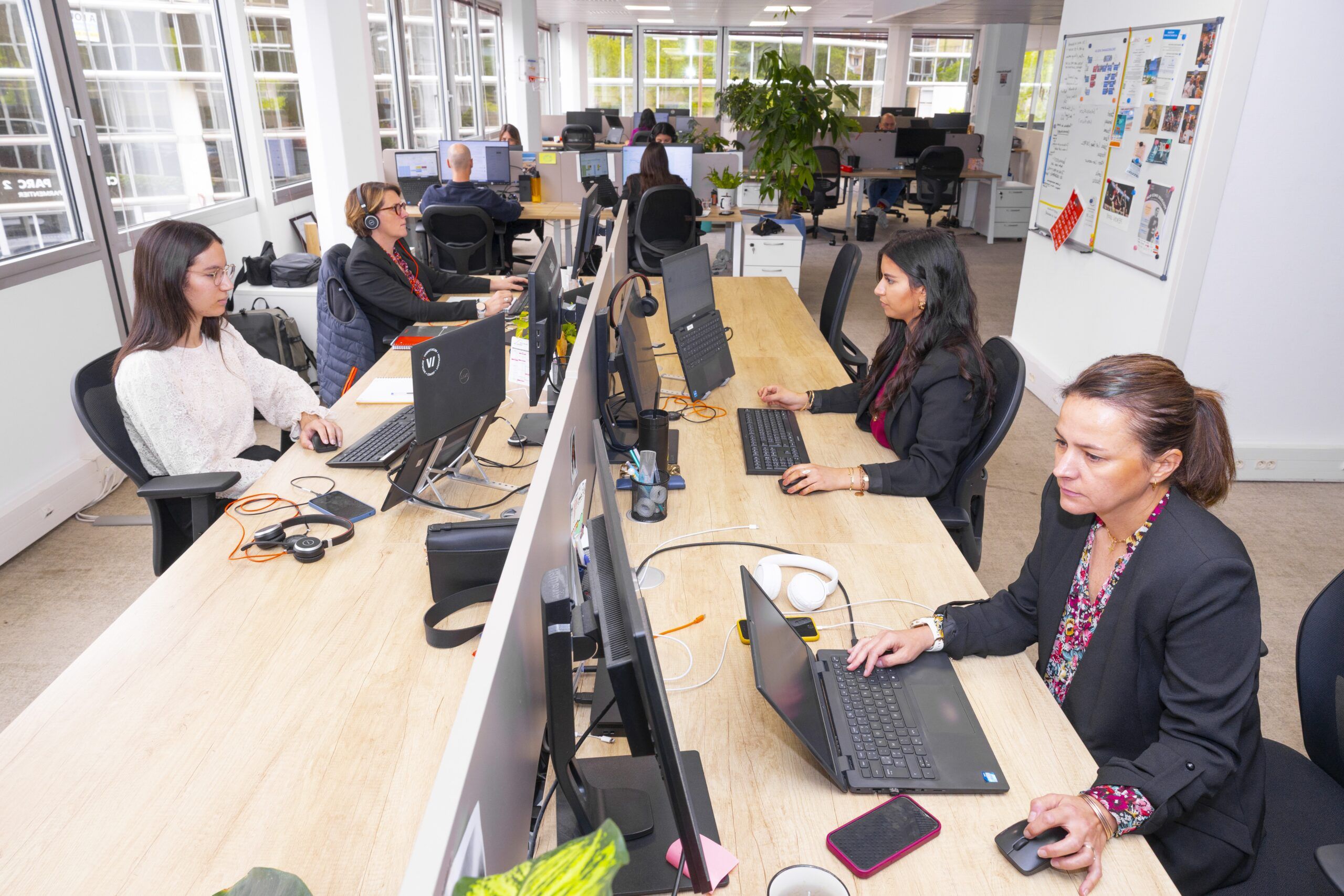 Équipe de recrutement au travail dans un open space lumineux à Toulouse, dans un cabinet de conseil RH moderne