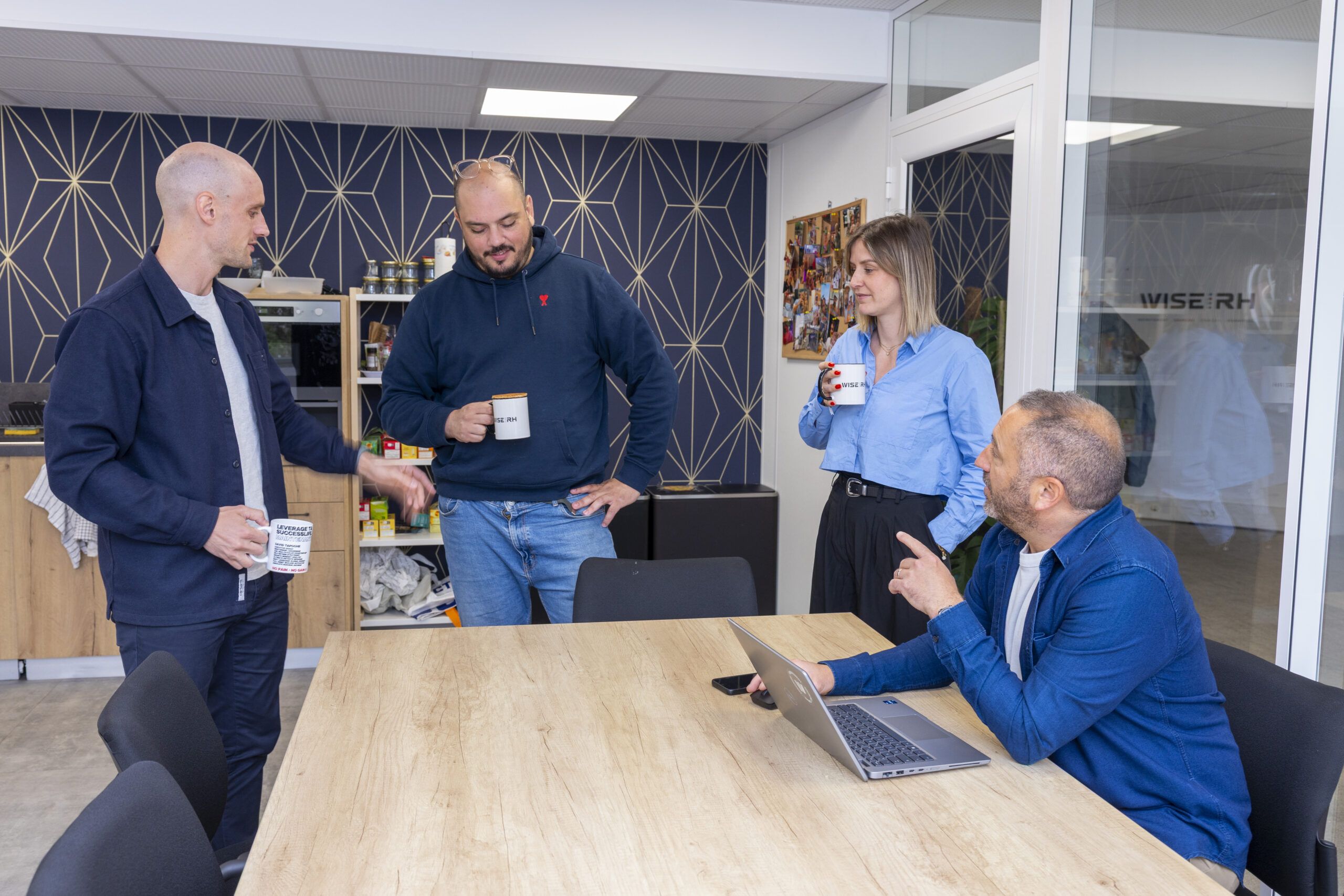 Moment d’échange informel entre collaborateurs de WISE RH dans la cuisine partagée du cabinet à Toulouse